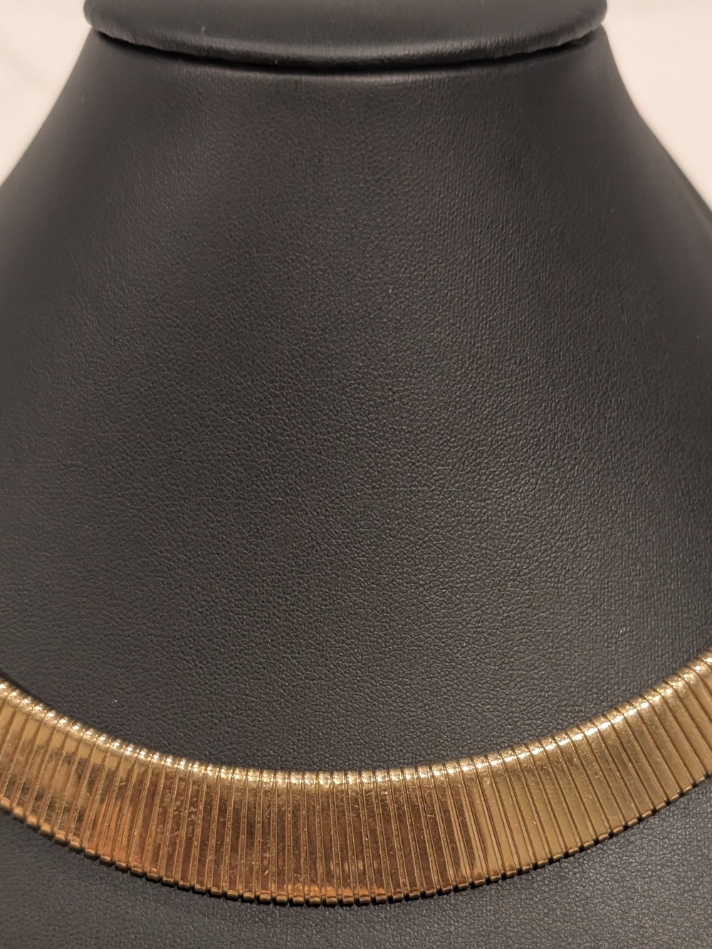 Gold Ribbed Collar Necklace